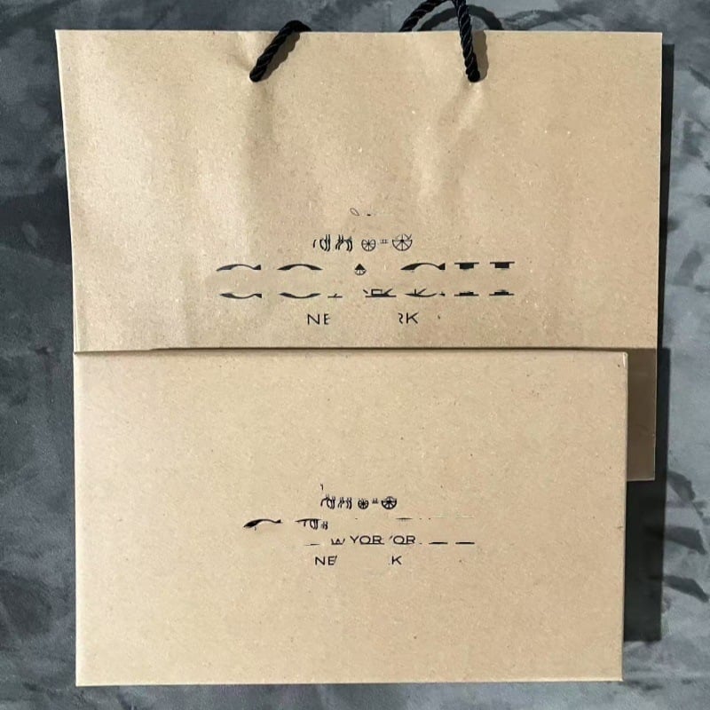 Ανδρική ζώνη από γνήσιο δέρμα με C-μοτίβο, διπλή αγκράφα και διπλής όψης ανάγλυφο φινίρισμα (Υλικό: Γνήσιο δέρμα; Στρώμα: δεύτερο στρώμα βοδινού δέρματος; Αγκράφα: κράμα; Κλείσιμο: snap button; Πλάτος: 2-4 εκ)