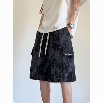 Férfi nyári rövidnadrág, laza szabás, középső derekú, zsinóros zárás, 100% poliészter, betűs mintázat, patchwork dizájn