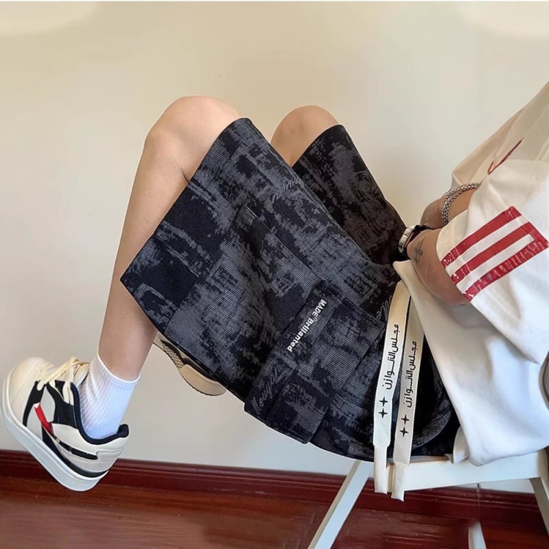 Férfi nyári rövidnadrág, laza szabás, középső derekú, zsinóros zárás, 100% poliészter, betűs mintázat, patchwork dizájn