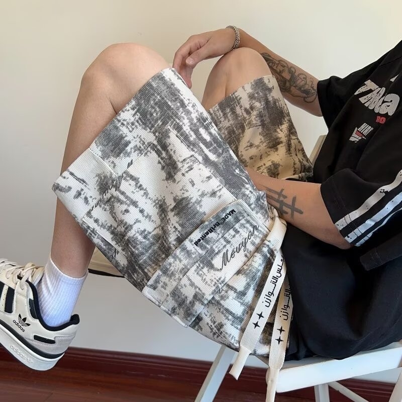 Férfi nyári rövidnadrág, laza szabás, középső derekú, zsinóros zárás, 100% poliészter, betűs mintázat, patchwork dizájn