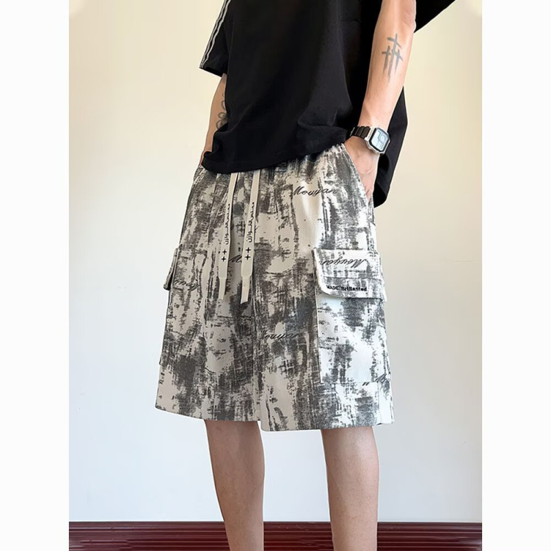 Férfi nyári rövidnadrág, laza szabás, középső derekú, zsinóros zárás, 100% poliészter, betűs mintázat, patchwork dizájn