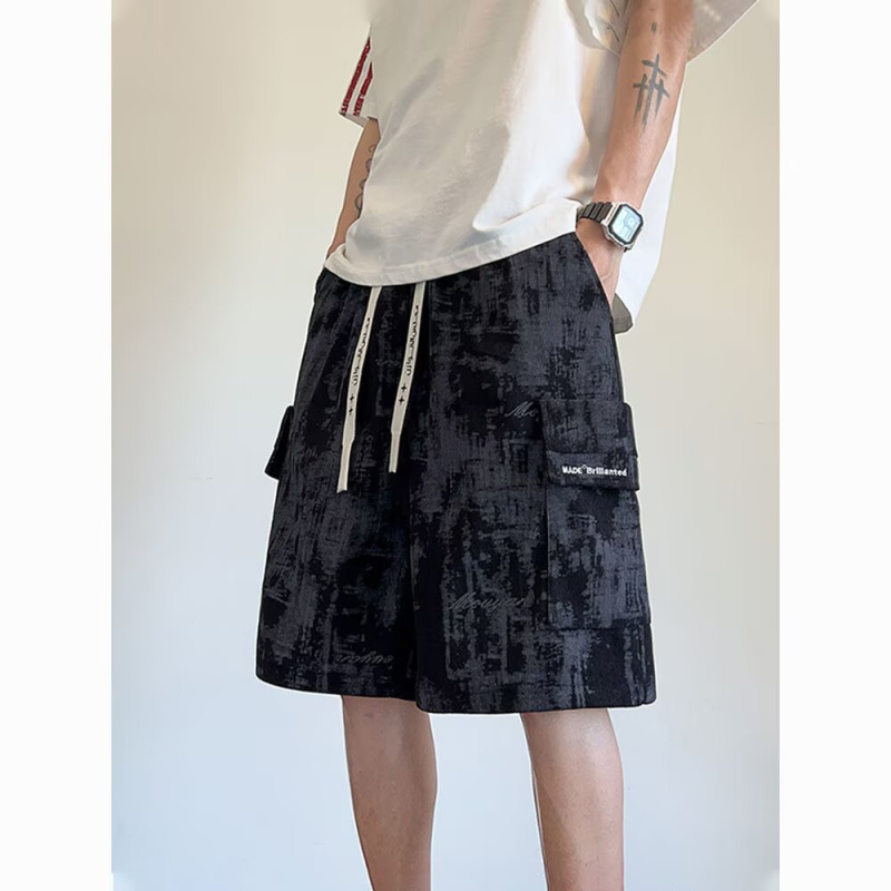 Férfi nyári rövidnadrág, laza szabás, középső derekú, zsinóros zárás, 100% poliészter, betűs mintázat, patchwork dizájn
