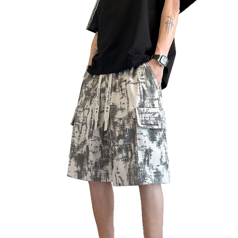 Férfi nyári rövidnadrág, laza szabás, középső derekú, zsinóros zárás, 100% poliészter, betűs mintázat, patchwork dizájn