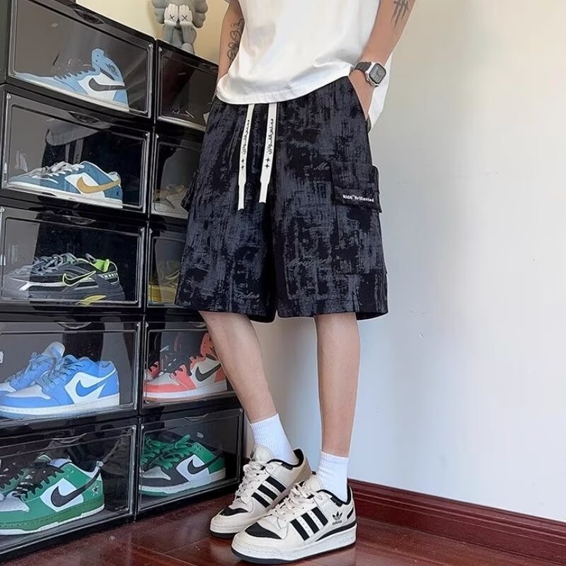 Férfi nyári rövidnadrág, laza szabás, középső derekú, zsinóros zárás, 100% poliészter, betűs mintázat, patchwork dizájn