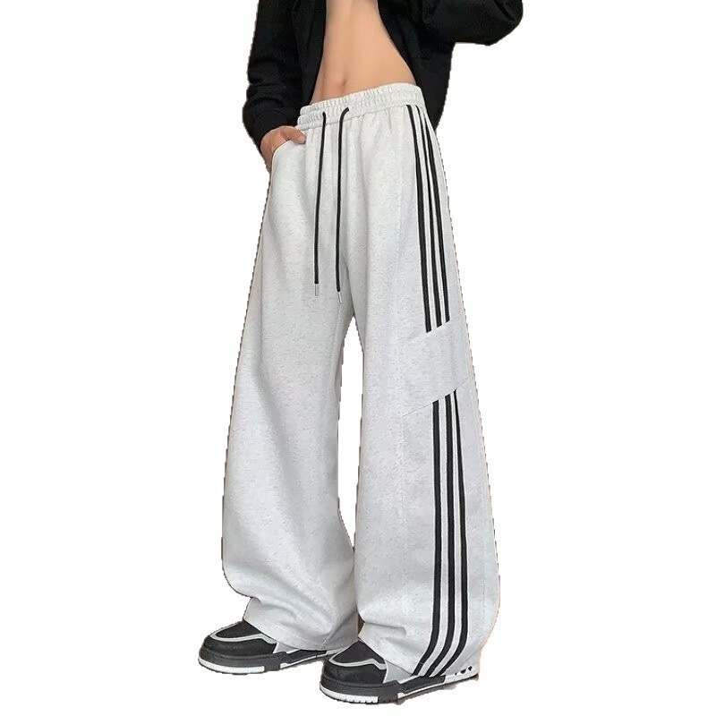 Καθημερινά παντελόνια με ρίγες, χαλαρή ίσια γραμμή, μεσαία μέση, κλείσιμο με κορδόνι, βαμβακοπολυεστερική ανάμειξη (95% πολυεστέρας)