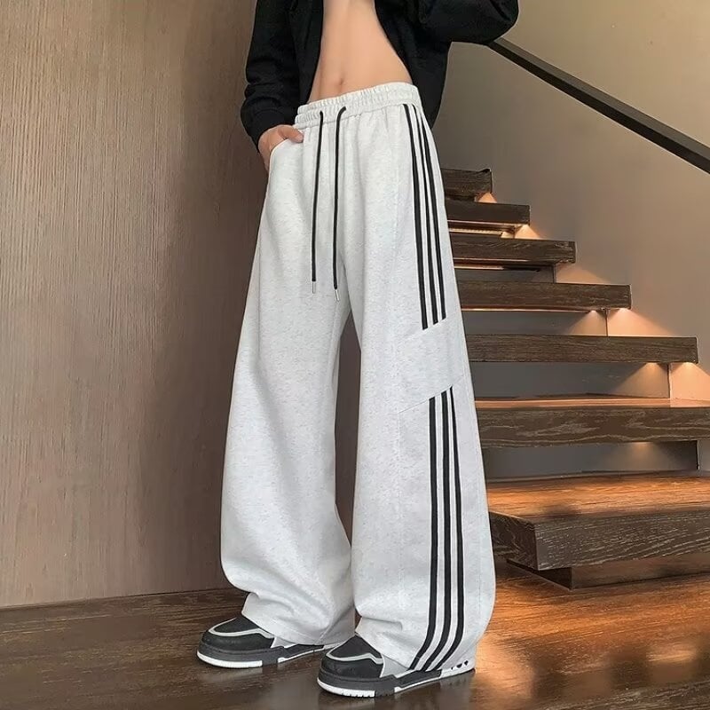 Καθημερινά παντελόνια με ρίγες, χαλαρή ίσια γραμμή, μεσαία μέση, κλείσιμο με κορδόνι, βαμβακοπολυεστερική ανάμειξη (95% πολυεστέρας)