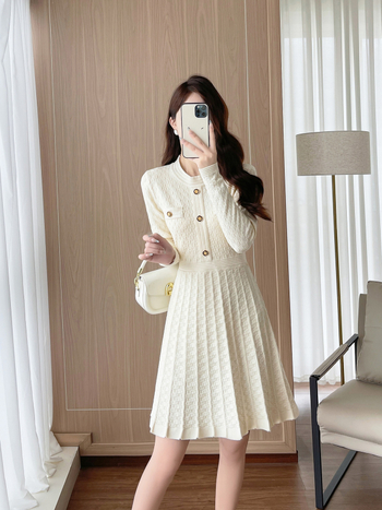 A-vonalú kötött ruha magas derékkal, kerek nyakkal, hosszú ujjú, középmagas hosszúságú, kockás jacquard viszkóz-nylon keverék