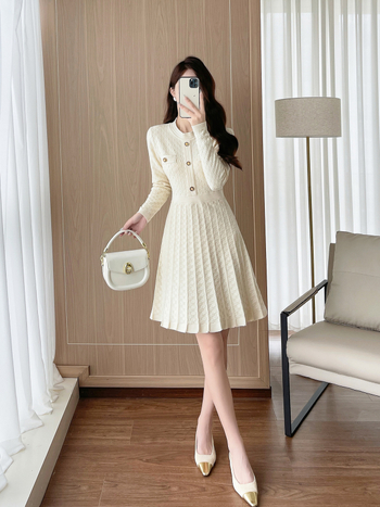A-vonalú kötött ruha magas derékkal, kerek nyakkal, hosszú ujjú, középmagas hosszúságú, kockás jacquard viszkóz-nylon keverék