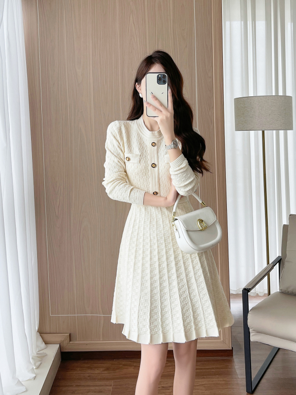 A-vonalú kötött ruha magas derékkal, kerek nyakkal, hosszú ujjú, középmagas hosszúságú, kockás jacquard viszkóz-nylon keverék