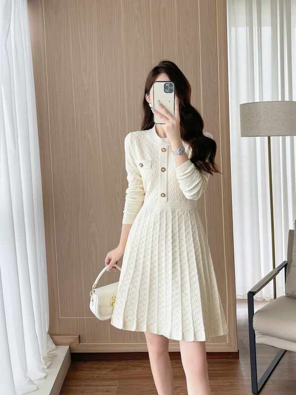 A-vonalú kötött ruha magas derékkal, kerek nyakkal, hosszú ujjú, középmagas hosszúságú, kockás jacquard viszkóz-nylon keverék