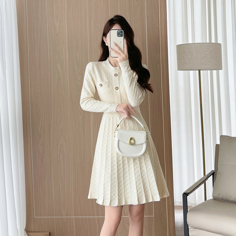 A-vonalú kötött ruha magas derékkal, kerek nyakkal, hosszú ujjú, középmagas hosszúságú, kockás jacquard viszkóz-nylon keverék