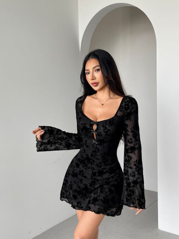 Suknelė iš tinklinio audinio su gėlių raštu, flokavimo tekstūra, kvadratinė iškirptė, ilgos platėjančios rankovės