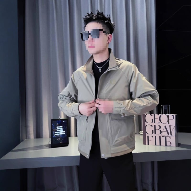 Muška kožna jakna s klasičnim reverom, prednji zip, poliester podstava, dugi rukavi, patch džepovi