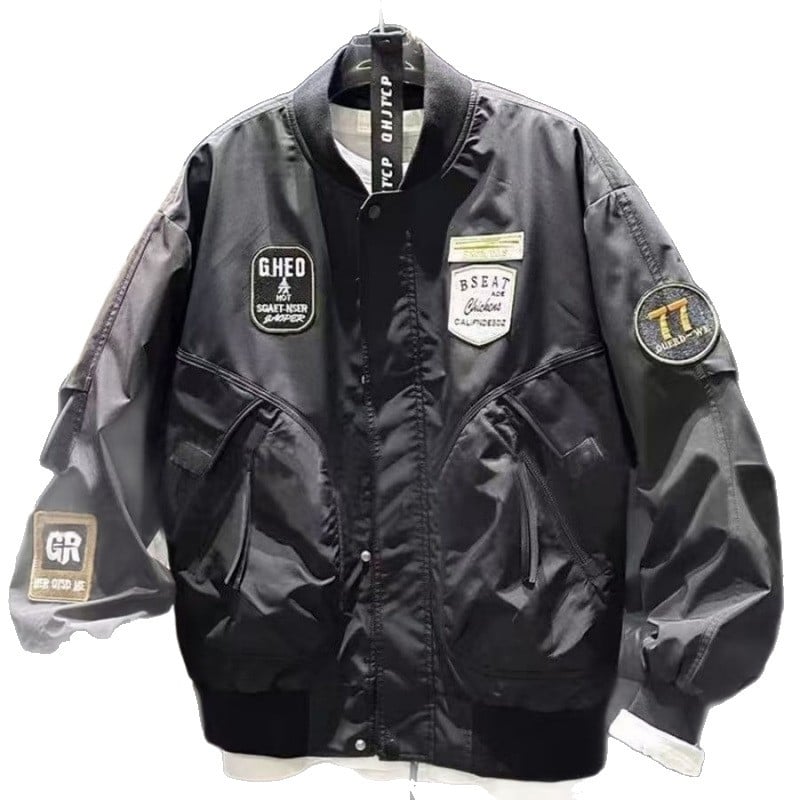 Baseball jakna, stojeći ovratnik, zatvarač, slobodan kroj, džepovi s patch, nagnuti rub (Materijal: smjesa kemijskih vlakana; glavni materijal: poliester 85%; podstava: poliester 85%; Sezona: jesen 2025; Spol: muški)