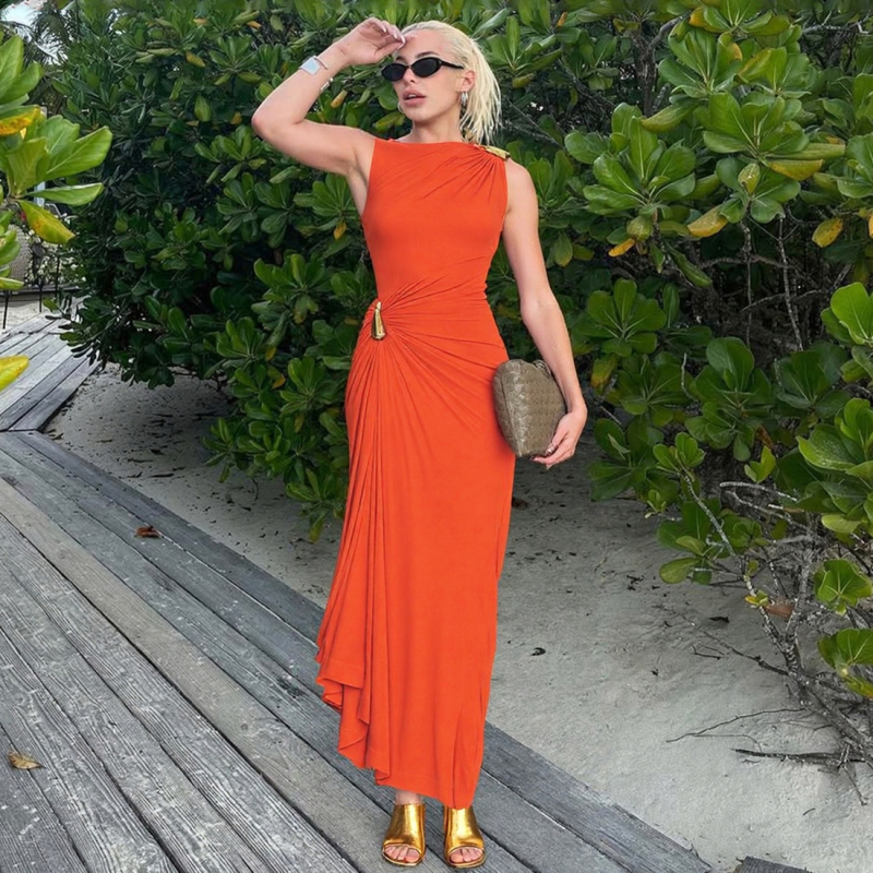 Suknelė su netaisyklinga sijonu, apvalus kaklo iškirpimas, be rankovių, aukštas liemuo, ilga (poliesteris + spandeksas)