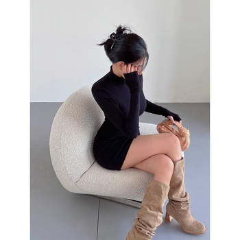 Velūro suknelė su aukšta apykakle, ilgomis rankovėmis, elastinga juosta ir trumpa sijonėlis