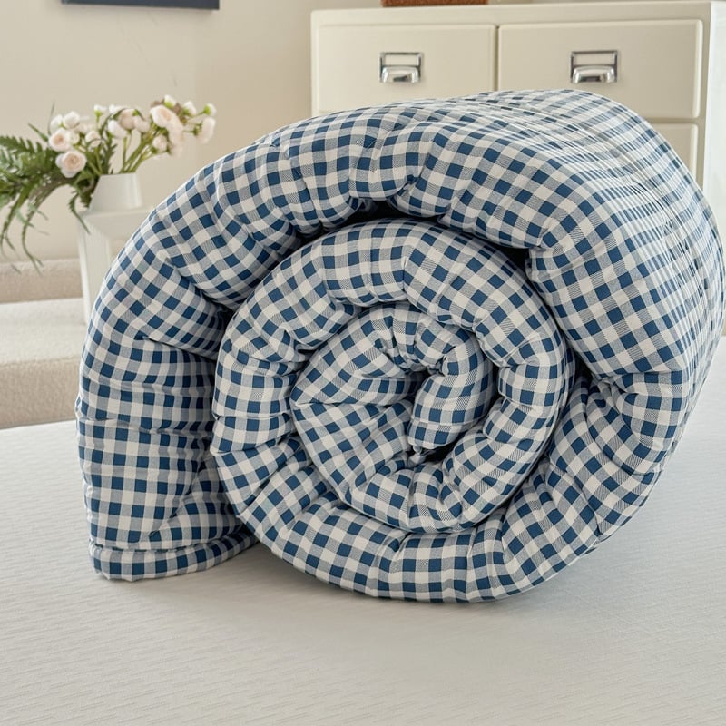 Žieminė antklodė studentų bendrabutyje su kosminės tematikos dizainu, užpildas iš septyniais skylėmis pluoštais, audinys cheminis pluoštas, svoris 3.5–4 kg