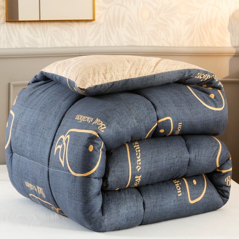 Žieminė antklodė studentų bendrabutyje su kosminės tematikos dizainu, užpildas iš septyniais skylėmis pluoštais, audinys cheminis pluoštas, svoris 3.5–4 kg