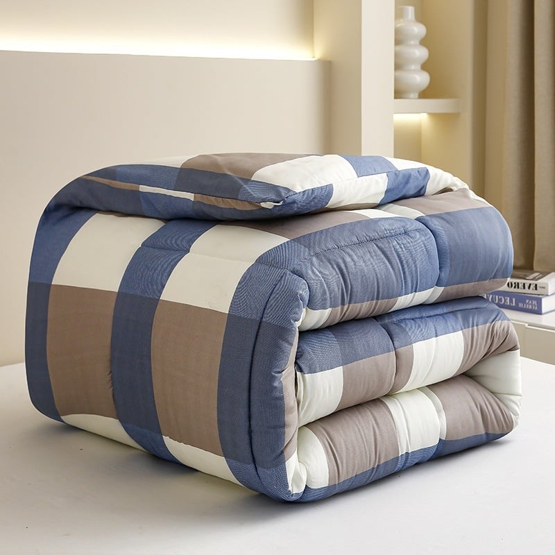 Žieminė antklodė studentų bendrabutyje su kosminės tematikos dizainu, užpildas iš septyniais skylėmis pluoštais, audinys cheminis pluoštas, svoris 3.5–4 kg