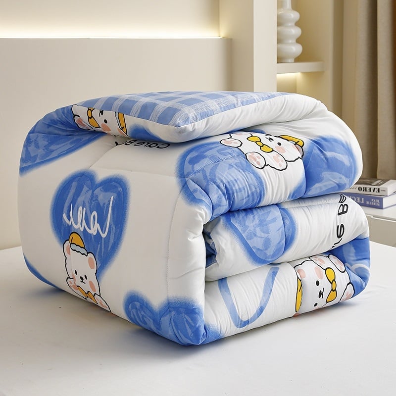 Žieminė antklodė studentų bendrabutyje su kosminės tematikos dizainu, užpildas iš septyniais skylėmis pluoštais, audinys cheminis pluoštas, svoris 3.5–4 kg