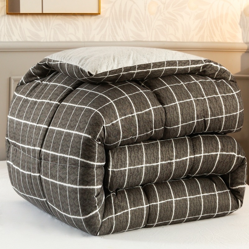 Žieminė antklodė studentų bendrabutyje su kosminės tematikos dizainu, užpildas iš septyniais skylėmis pluoštais, audinys cheminis pluoštas, svoris 3.5–4 kg