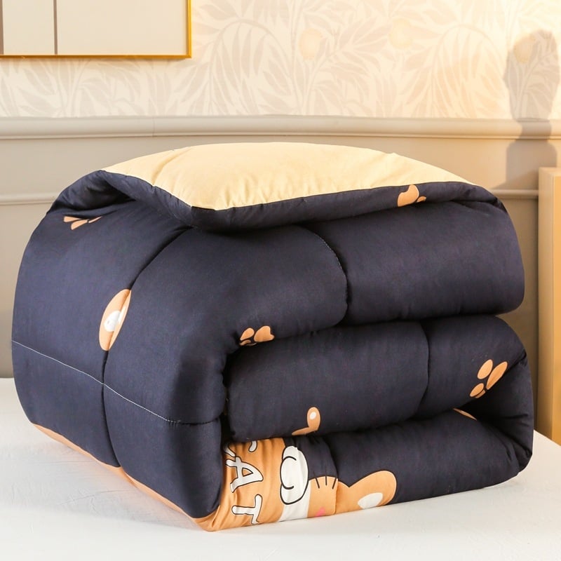 Žieminė antklodė studentų bendrabutyje su kosminės tematikos dizainu, užpildas iš septyniais skylėmis pluoštais, audinys cheminis pluoštas, svoris 3.5–4 kg