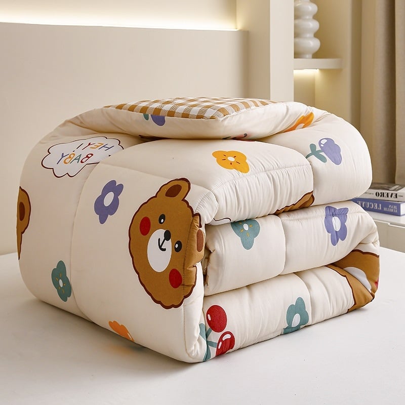 Žieminė antklodė studentų bendrabutyje su kosminės tematikos dizainu, užpildas iš septyniais skylėmis pluoštais, audinys cheminis pluoštas, svoris 3.5–4 kg