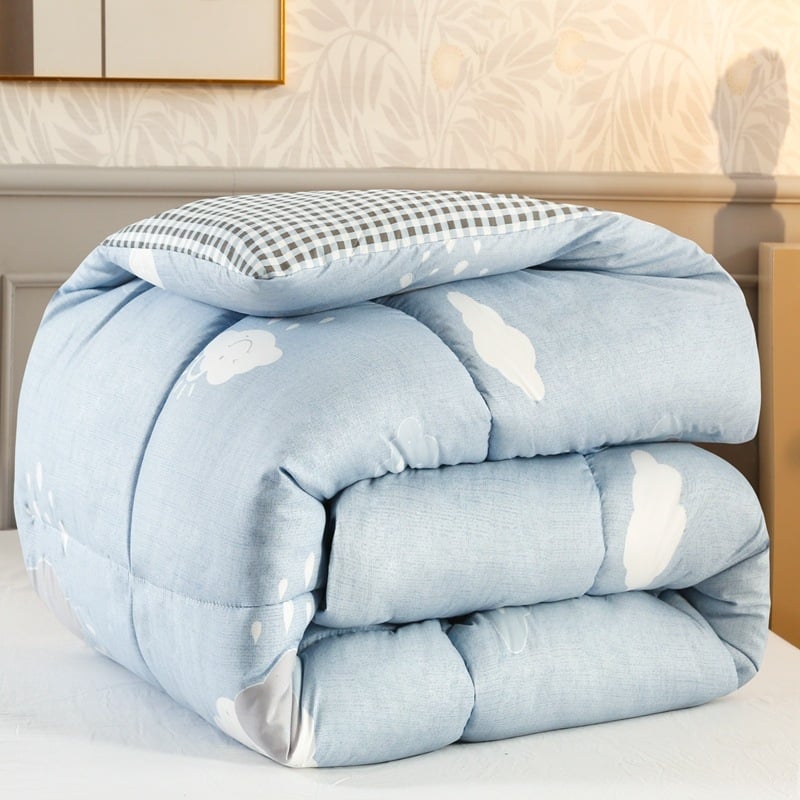 Žieminė antklodė studentų bendrabutyje su kosminės tematikos dizainu, užpildas iš septyniais skylėmis pluoštais, audinys cheminis pluoštas, svoris 3.5–4 kg