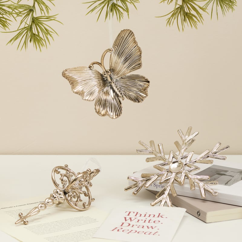 Pakabukas iš plastiko su snaigės ir elnio galvos motyvu — Kalėdos; Produkto tipas: pakabukas; Pakuotė: vienkartinė opp pakuotė; Stilius: šiuolaikiškas paprastas, klasikinis.