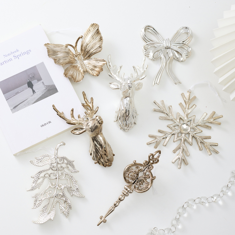 Κρεμαστό με σχέδιο νιφάδας χιονιού και κεφαλής ελαφιού — Πλαστικό; Χριστουγεννιάτικο θέμα; Τύπος προϊόντος: Κρεμαστό; Συσκευασία: Μία opp σακούλα; Στυλ: Μοντέρνο απλό, Κλασικό.