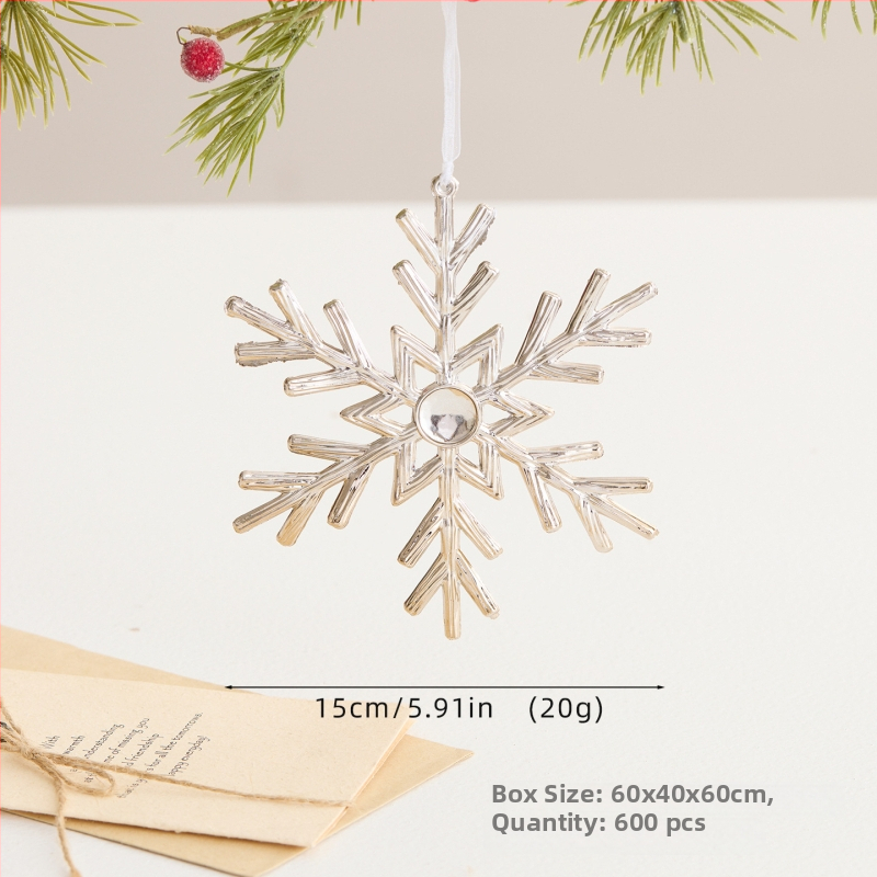 Piekaramais no plastmasas ar sniegpārslas un briežu galvas motīviem — Ziemassvētki; Produkta tips: Piekaramais; Iepakojums: viena opp maisiņā; Stils: mūsdienīgs vienkāršs, klasisks.