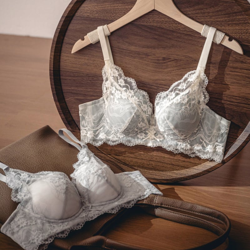 Nailoninė nėrinių liemenėlė mažoms krūtinėms, 3/4 puodelio, vidutinio formos kaušelis, push-up, šoninė parama, reguliuojami dirželiai, patogu, nugaros užsegimas su keturiais kabliukais