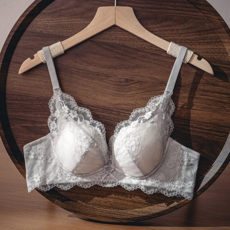 Nailoninė nėrinių liemenėlė mažoms krūtinėms, 3/4 puodelio, vidutinio formos kaušelis, push-up, šoninė parama, reguliuojami dirželiai, patogu, nugaros užsegimas su keturiais kabliukais