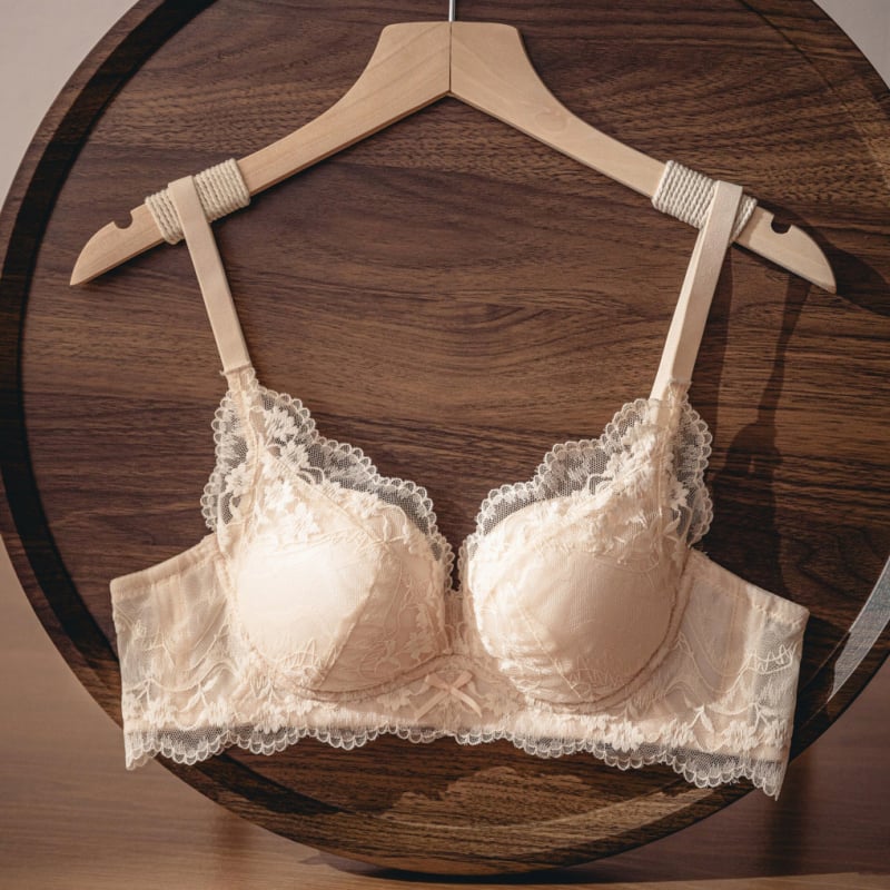 Nailoninė nėrinių liemenėlė mažoms krūtinėms, 3/4 puodelio, vidutinio formos kaušelis, push-up, šoninė parama, reguliuojami dirželiai, patogu, nugaros užsegimas su keturiais kabliukais