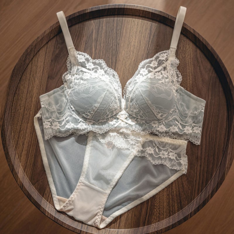 Nailoninė nėrinių liemenėlė mažoms krūtinėms, 3/4 puodelio, vidutinio formos kaušelis, push-up, šoninė parama, reguliuojami dirželiai, patogu, nugaros užsegimas su keturiais kabliukais