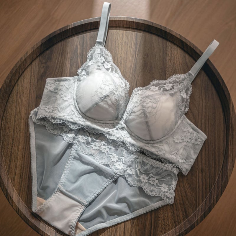 Nailoninė nėrinių liemenėlė mažoms krūtinėms, 3/4 puodelio, vidutinio formos kaušelis, push-up, šoninė parama, reguliuojami dirželiai, patogu, nugaros užsegimas su keturiais kabliukais