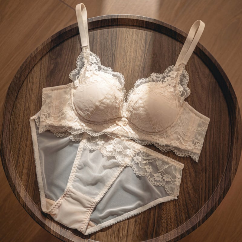 Nailoninė nėrinių liemenėlė mažoms krūtinėms, 3/4 puodelio, vidutinio formos kaušelis, push-up, šoninė parama, reguliuojami dirželiai, patogu, nugaros užsegimas su keturiais kabliukais