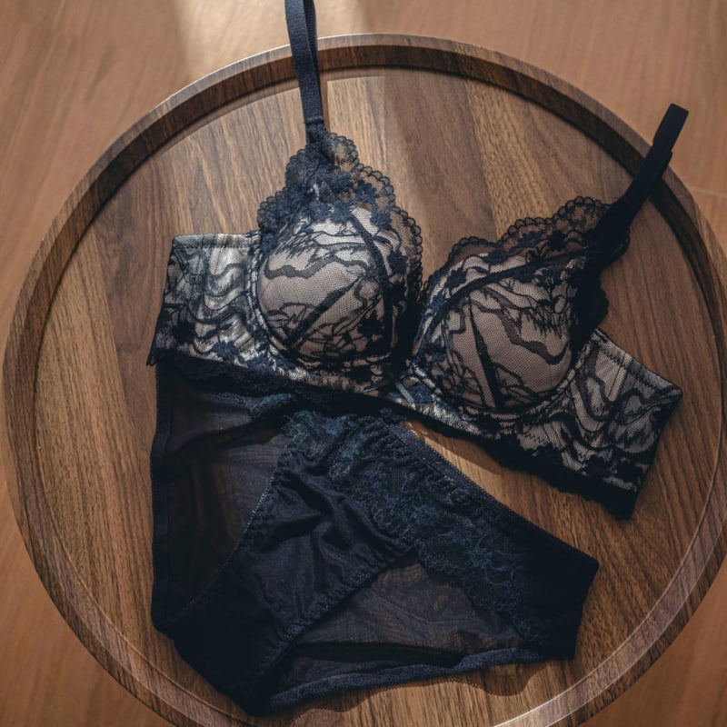 Nailoninė nėrinių liemenėlė mažoms krūtinėms, 3/4 puodelio, vidutinio formos kaušelis, push-up, šoninė parama, reguliuojami dirželiai, patogu, nugaros užsegimas su keturiais kabliukais