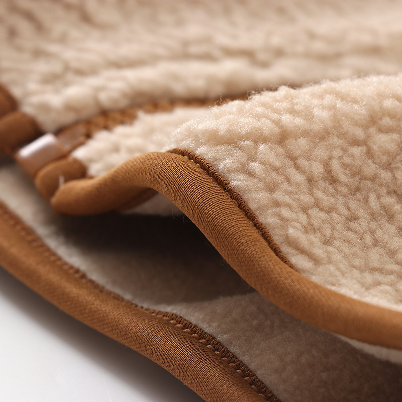 Детски елек в стил кардиган, плетена полиестерова материя, подплата и пълнеж полиестер, закопчаване с цип, за деца над 8 години