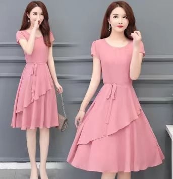 A linijos midi suknelė iš tokančio šilko, vienodas raštas, apvalus kaklo, trumpomis rankovėmis, juostelės užbaigimas