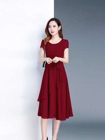 A linijos midi suknelė iš tokančio šilko, vienodas raštas, apvalus kaklo, trumpomis rankovėmis, juostelės užbaigimas