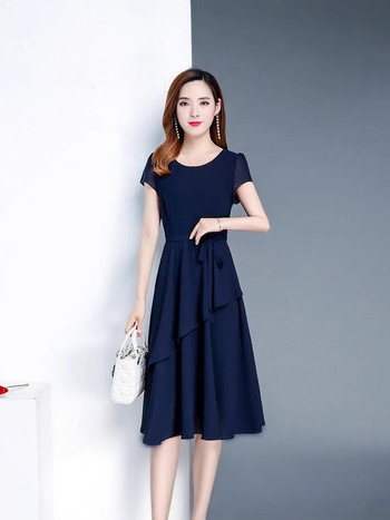 A linijos midi suknelė iš tokančio šilko, vienodas raštas, apvalus kaklo, trumpomis rankovėmis, juostelės užbaigimas