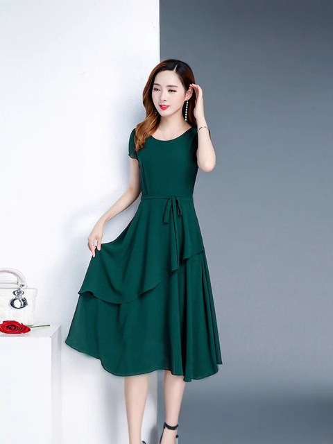 A linijos midi suknelė iš tokančio šilko, vienodas raštas, apvalus kaklo, trumpomis rankovėmis, juostelės užbaigimas