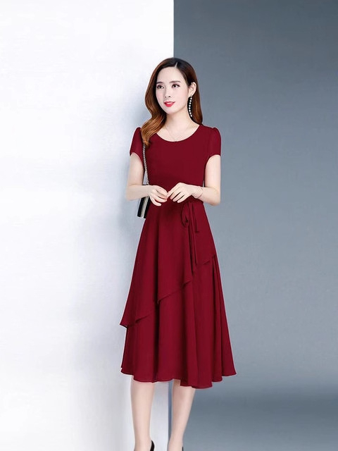 A linijos midi suknelė iš tokančio šilko, vienodas raštas, apvalus kaklo, trumpomis rankovėmis, juostelės užbaigimas