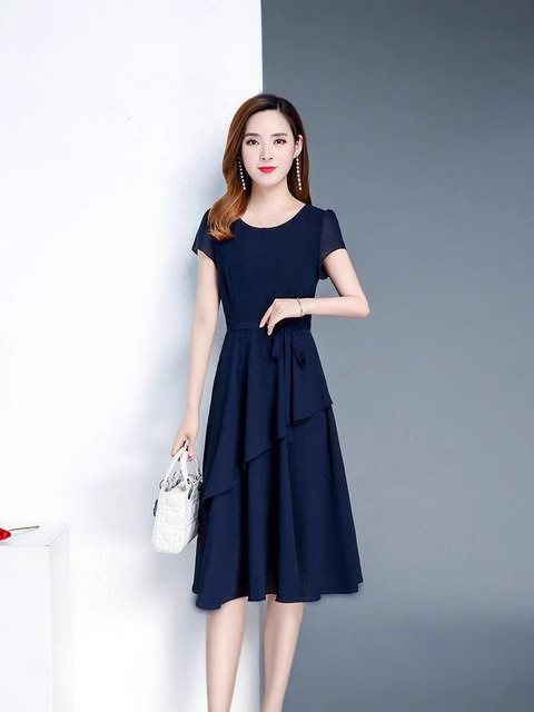 A linijos midi suknelė iš tokančio šilko, vienodas raštas, apvalus kaklo, trumpomis rankovėmis, juostelės užbaigimas