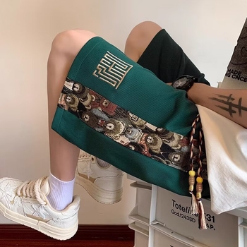 Vyrų šortai su kinietišku siuvinėjimu – capri ilgis, laisvas kirpimas, poliesteris 90%, mikro atšokimo elastumas, vasaros sportas