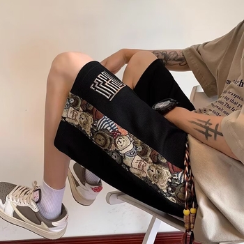 Vyrų šortai su kinietišku siuvinėjimu – capri ilgis, laisvas kirpimas, poliesteris 90%, mikro atšokimo elastumas, vasaros sportas