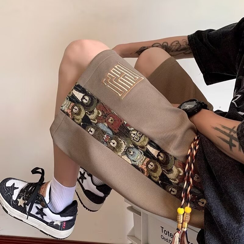 Vyrų šortai su kinietišku siuvinėjimu – capri ilgis, laisvas kirpimas, poliesteris 90%, mikro atšokimo elastumas, vasaros sportas