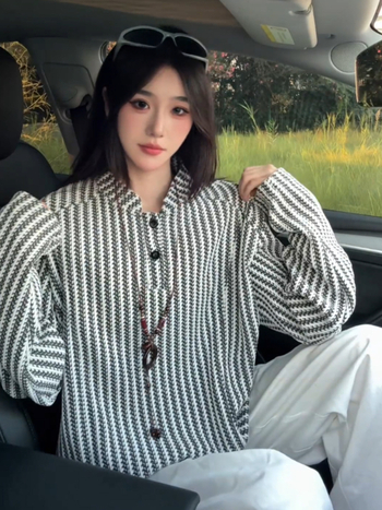 Vyriski sunkūs džakardiniai polo marškiniai su dryžiuotu fishbone raštu, ilgos rankovės, stovimas apykaklė, poliesterio pagrindas