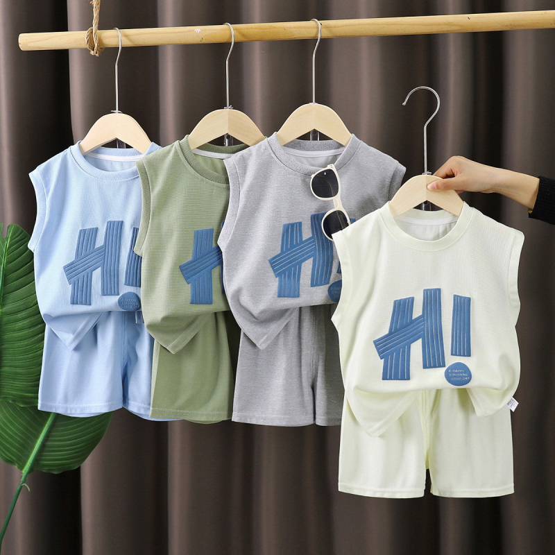 Детски летен костюм без ръкави: две части (жилетка без ръкави и къси панталони); мек полиестер 95%; принт с букви; подходящ за деца 3–8 години